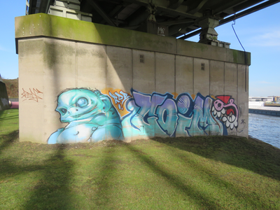 829402 Afbeelding van graffiti met o.a. een vadsige figuur en een Utrechtse kabouter (KBTR), op een pijler onder de ...